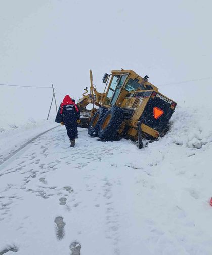 Arpalı'da karla mücadele sırasında iş makinesi kara saplandı