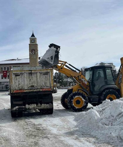Bayburt'un ilçe ve beldelerinde kar mesaisi devam ediyor