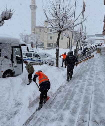 Demirözü'nde cadde ve ara sokaklar kardan temizleniyor
