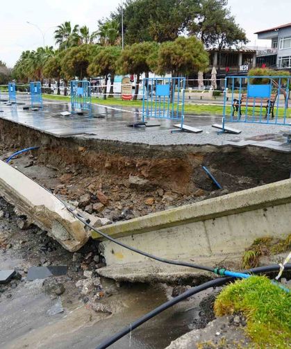 Karadeniz'de dev dalgalar sahili yıktı geçti