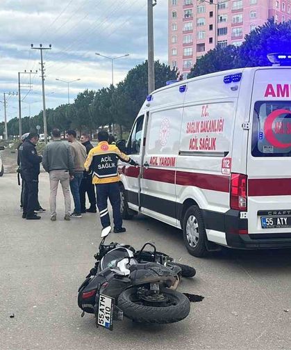 Motosikletle otomobil çarpıştı: 2 yaralı