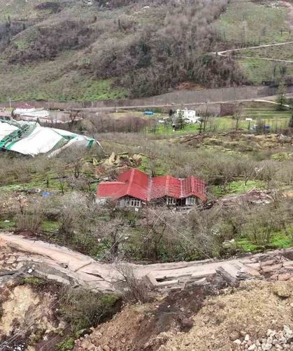 Ordu'da heyelan: Evler yıkıldı, yol çöktü
