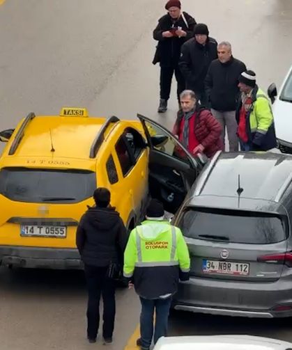 Park halindeki aracın açılan kapısına taksi çarptı