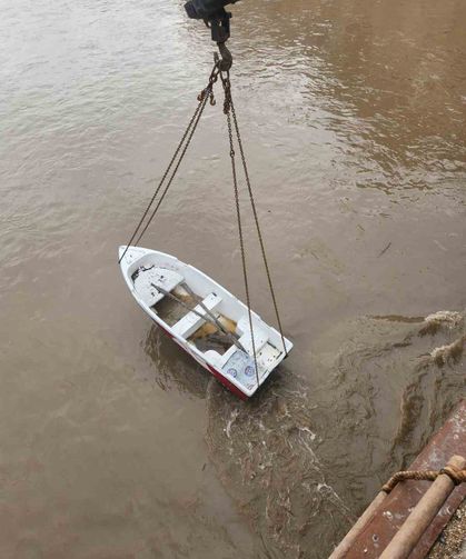 Yeşilırmak'ın sularına kapılan kayık köprüye takıldı