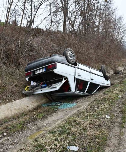 Yoldan çıkan otomobil ters döndü