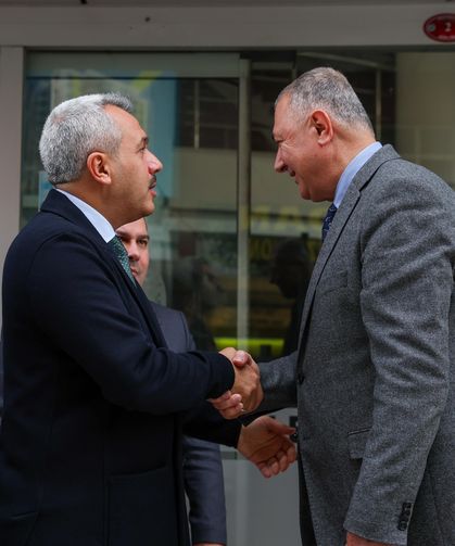 Başkan Atagün ve Muhtar Kaptan Arasındaki Gerginlik Son Buldu, Salondan Alkış Koptu