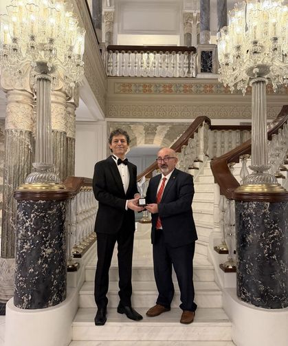 Akif Manaf’a Bir Barış Ödülü Daha: Dünyaca Ünlü Yazar Egeyön Barış Ödülünü Aldı