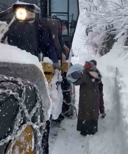 Ordu'da hastalanan bebek, kardan kapanan yolda iş makinesi ile taşındı