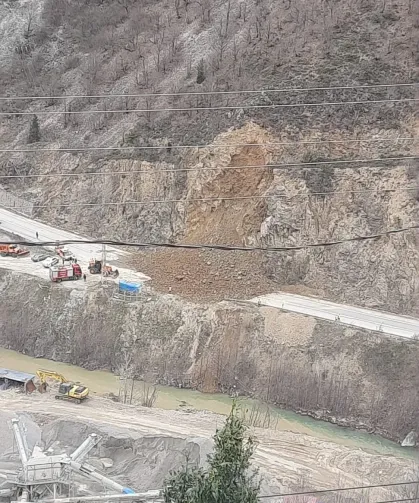 Gümüşhane-Giresun karayolunda heyelan sonrası kapanan yol yeniden ulaşıma açıldı