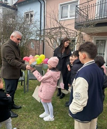 Almanya'da Bayram Coşkusu! Minikler Kapı Kapı Şeker Topladı