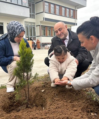 Minik eller fidanları toprakla buluşturdu