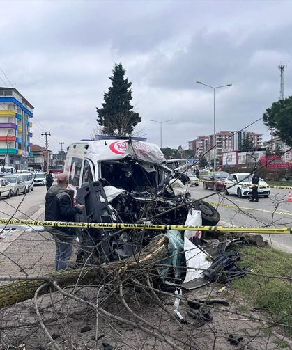 Ambulans kamyona çarptı, 1 kişi öldü, 3 kişi yaralandı