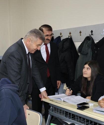 Artvin Valisi Ergün, lise öğrencileriyle iftarda buluştu