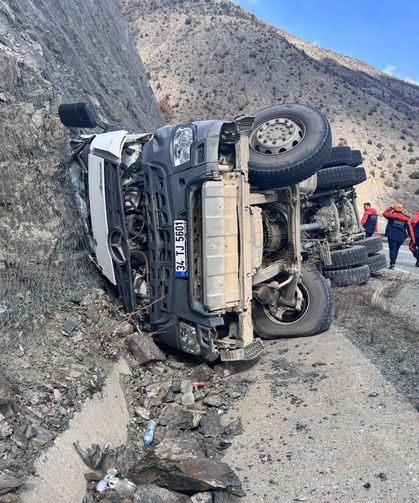 Artvin'de beton mikserinin devrildiği kazada sürücü yaralandı