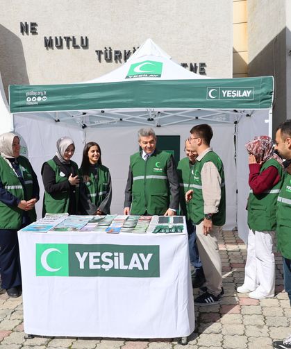 Artvin'de Yeşilay gönüllüleri vatandaşları bilgilendirdi