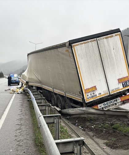 Freni boşalan tır refüje çıktı