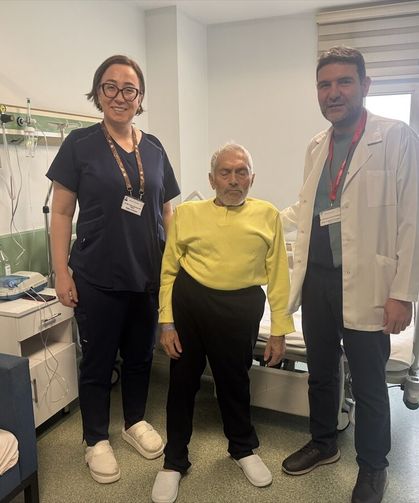 Güvercin göğsü ve skolyozu bulunan hastanın aort damarı kalbi 3 saat durdurularak değiştirildi