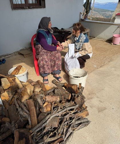 Mutluluğun Kanatları Derneği Hatay'da 350 aileye gıda yardımı yaptı
