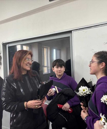Ortaokul öğrencilerinden öğretmenlerine çiçek sürprizi