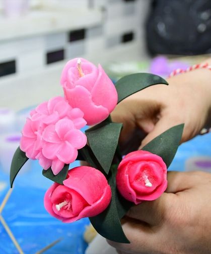 Samsun'da kadınlar mumdan çiçek ve hediyelik eşya üretiyor