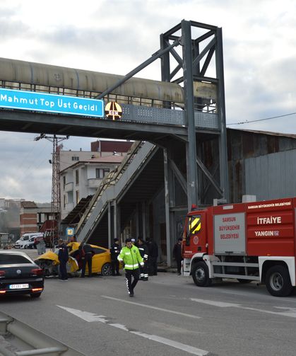 Üst geçide çarpan otomobilin sürücüsü ağır yaralandı