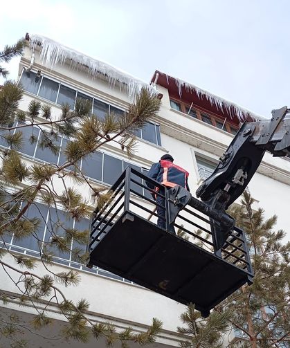 Bayburt'ta buz sarkıtları temizlendi