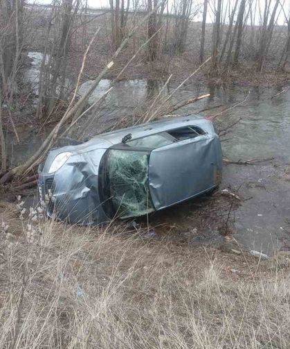 Bayburt'ta otomobil dereye uçtu: Sürücü hafif yaralandı