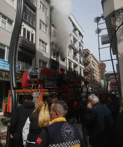 Giresun'da 4 katlı apartmanın ikinci katında çıkan yangın paniğe neden oldu