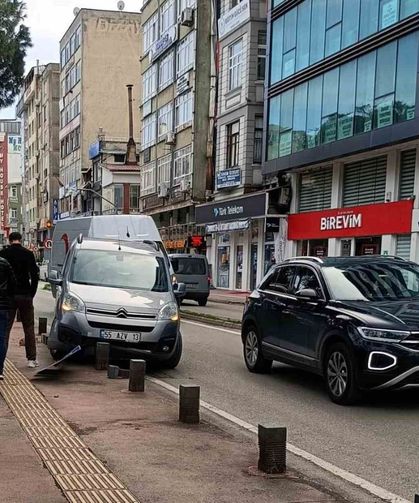 Hafif ticari araç kaldırıma çıktı, trafik levhası ve dubayı devirdi