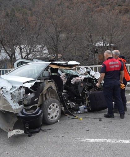 Hurdaya dönen araçtan sağ kurtuldular: 1'i bebek 3 yaralı