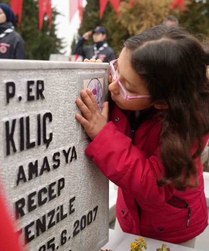 Şehitleri Anma Günü'nde anlamlı öpücük