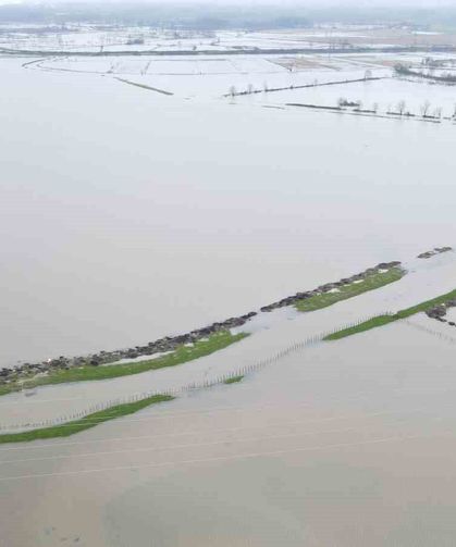 Terme'de ovada su taşkını, yüksekte kar esareti