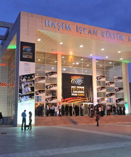 Antalya Devlet Tiyatrosu 'Buzlar Çözülmeden' adlı oyunu Trabzon'da sahnelemeyi sürdürecek