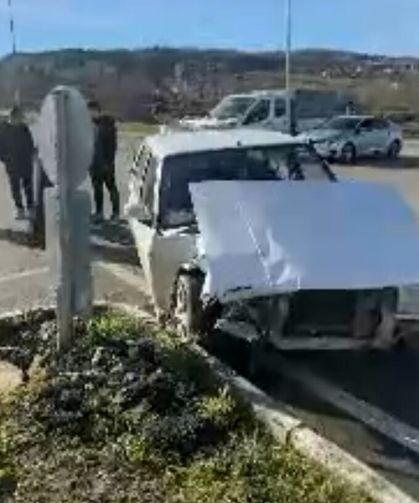 Hastane kavşağında yine kaza: Tofaş kağıt gibi katlandı