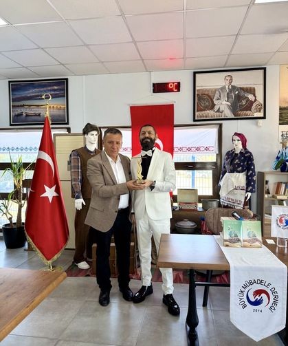 Akif Manaf’a Büyük Mübadele Derneği’nden Evrensel Kardeşlik ve Barış Ödülü