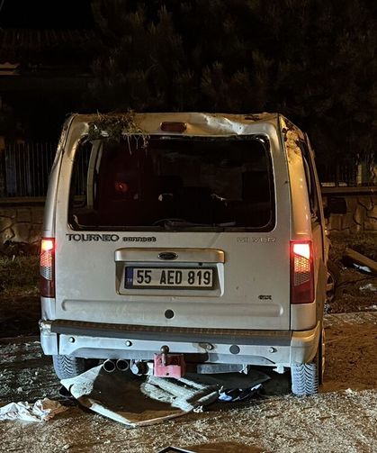 Devrilen hafif ticari araçtaki 4 kişi yaralandı