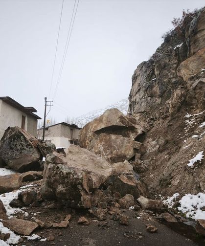 Gümüşhane'de heyelan nedeniyle 3 ev tedbir amacıyla boşaltıldı