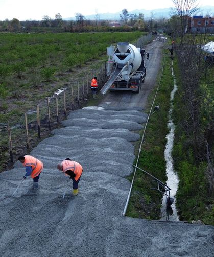 Salıpazarı'nda mahalle yolları betonla yenileniyor