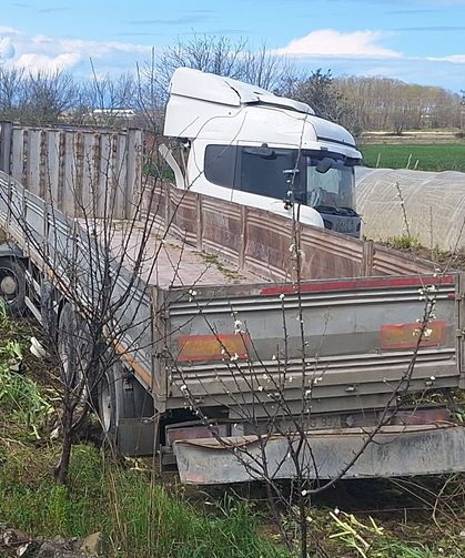 Samsun'da tarlaya giren tırın sürücüsü yaralandı