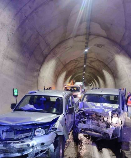 Artvin'de tünelde kaza: 7 yaralı