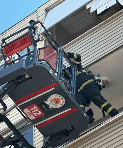 Balkonda yanan kitaplar paniğe neden oldu