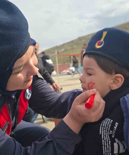 Bayburt'ta jandarması 23 Nisan'ı köy okulunda öğrencilerle kutladı