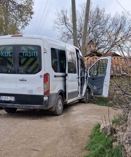 Bölgemizde öğrenci servisi direğe çarptı: 12 yaralı