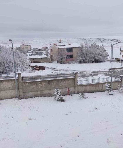 Demirözü'nde nisan sürprizi: İlçe beyaza büründü