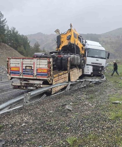 Kaza yapan tırı taşıyordu: O tır da kaza yaptı