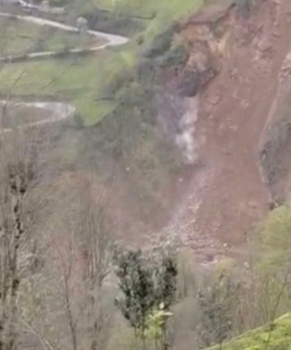 Rize'de yamaçtan düşen kaya saniye saniye kameraya yansıdı