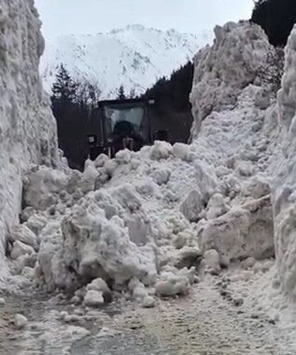 Rize'de yayla yollarında 5 metrelik kar temizliği