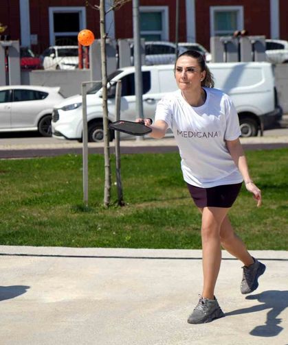 Sağlık çalışanları kortta buluştu: Hareketli yaşam için raketler konuştu