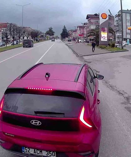 Samsun'da aniden çimento yüklü tırın önüne çıkan otomobil yürekleri ağza getirdi