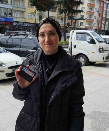 Yerde değil yüksekte arayınca cüzdanını buldu